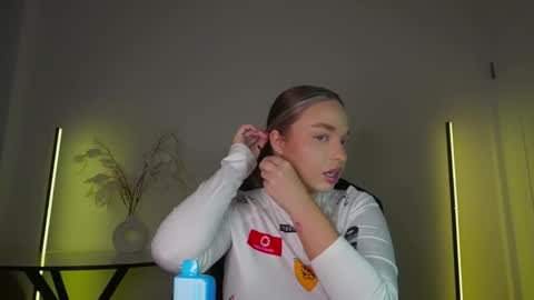 Snapshot of viollasinzz chatting on 10-17-25, 07:44 Violla online show from 10-17-25, 07:44