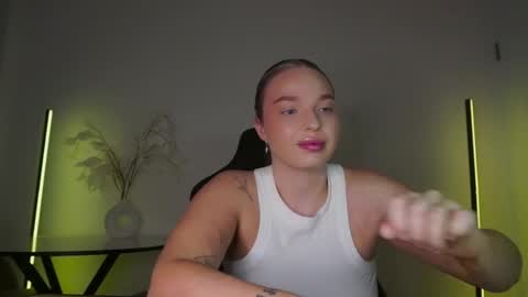 Snapshot of viollasinzz chatting on 10-19-25, 07:31 Violla online show from 10-19-25, 07:31