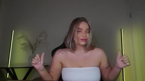 Snapshot of viollasinzz chatting on 10-26-25, 09:26 Violla online show from 10-26-25, 09:26