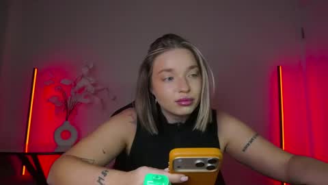 Snapshot of viollasinzz chatting on 10-28-25, 10:19 Violla online show from 10-28-25, 10:19