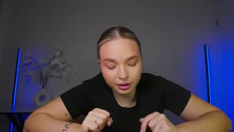 Snapshot of viollasinzz chatting on 11-04-25, 12:48 Violla online show from 11-04-25, 12:48