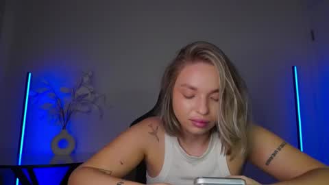 Snapshot of viollasinzz chatting on 11-09-25, 11:19 Violla online show from 11-09-25, 11:19