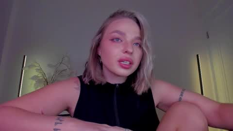 Snapshot of viollasinzz chatting on 11-16-25, 04:07 Violla online show from 11-16-25, 04:07