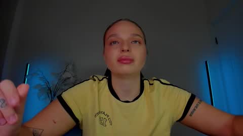 Snapshot of viollasinzz chatting on 11-17-25, 05:24 Violla online show from 11-17-25, 05:24