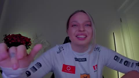 Snapshot of viollasinzz chatting on 11-18-25, 04:39 Violla online show from 11-18-25, 04:39