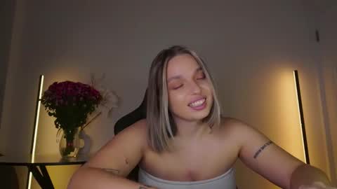 Snapshot of viollasinzz chatting on 11-20-25, 04:45 Violla online show from 11-20-25, 04:45