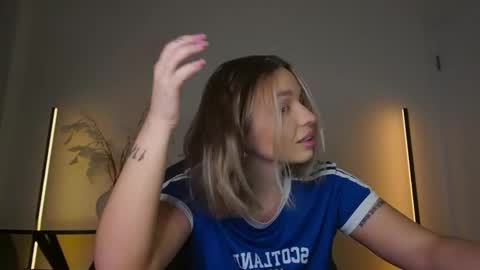 Snapshot of viollasinzz chatting on 11-24-25, 08:25 Violla online show from 11-24-25, 08:25