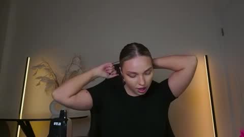 Snapshot of viollasinzz chatting on 11-25-25, 05:40 Violla online show from 11-25-25, 05:40