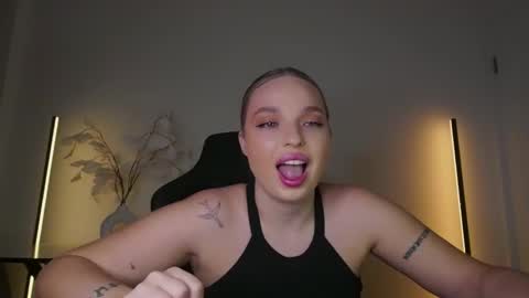 Snapshot of viollasinzz chatting on 11-26-25, 06:14 Violla online show from 11-26-25, 06:14