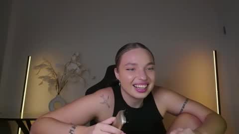 Snapshot of viollasinzz chatting on 11-28-25, 08:06 Violla online show from 11-28-25, 08:06