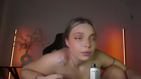 Snapshot of viollasinzz chatting on 11-30-25, 05:11 Violla online show from 11-30-25, 05:11