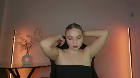 Snapshot of viollasinzz chatting on 12-05-25, 10:13 Violla online show from 12-05-25, 10:13