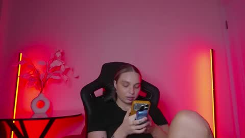 Snapshot of viollasinzz chatting on 12-14-25, 01:49 Violla online show from 12-14-25, 01:49