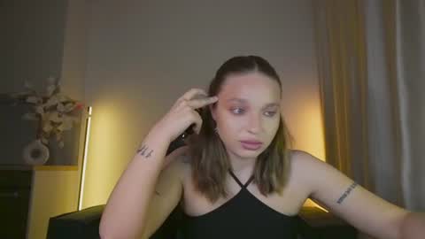 Snapshot of viollasinzz chatting on 06-15-26, 08:05 Violla online show from 06-15-26, 08:05