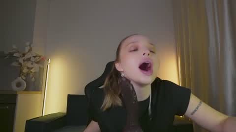 Snapshot of viollasinzz chatting on 06-16-26, 11:46 Violla online show from 06-16-26, 11:46