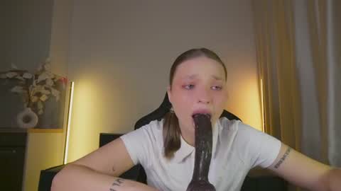 Snapshot of viollasinzz chatting on 06-22-26, 10:23 Violla online show from 06-22-26, 10:23