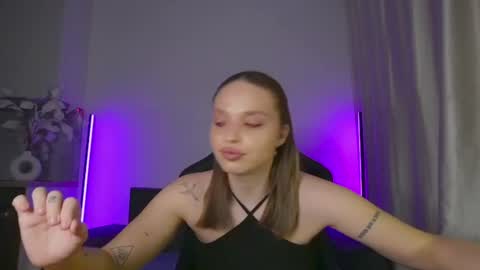 Snapshot of viollasinzz chatting on 06-25-26, 04:56 Violla online show from 06-25-26, 04:56