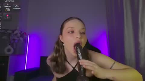 Snapshot of viollasinzz chatting on 06-27-26, 12:22 Violla online show from 06-27-26, 12:22