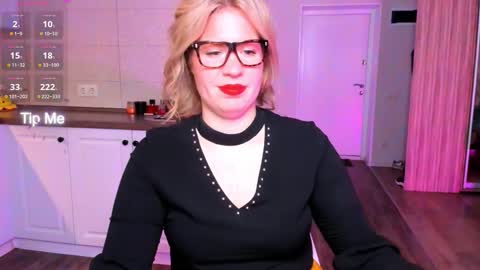 Snapshot of vip_juicy chatting on 10-08-25, 08:23 VelvettTime online show from 10-08-25, 08:23