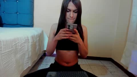 Snapshot of vivianalatin chatting on 12-22-25, 01:08 instagram Viviana73215 online show from 12-22-25, 01:08
