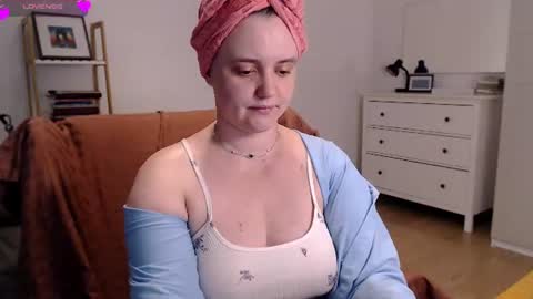 Snapshot of vivianmarble chatting on 06-29-26, 11:10 Lela online show from 06-29-26, 11:10