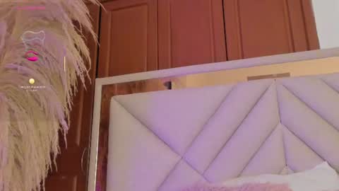 Snapshot of vivianne_scott chatting on 07-20-26, 01:35 Vivi online show from 07-20-26, 01:35