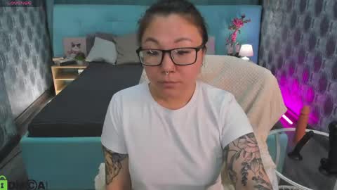 Snapshot of vivien_montclair chatting on 04-19-26, 12:22 Vivien online show from 04-19-26, 12:22