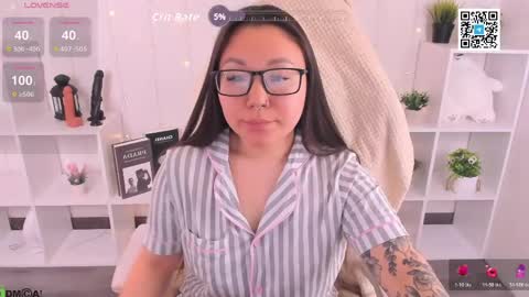 Snapshot of vivien_montclair chatting on 04-28-26, 02:27 Vivien online show from 04-28-26, 02:27