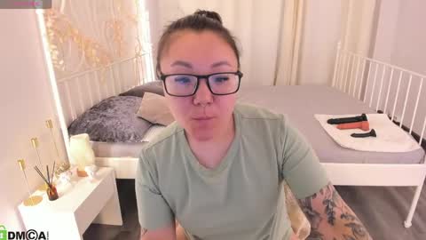 Snapshot of vivien_montclair chatting on 05-01-26, 12:15 Vivien online show from 05-01-26, 12:15