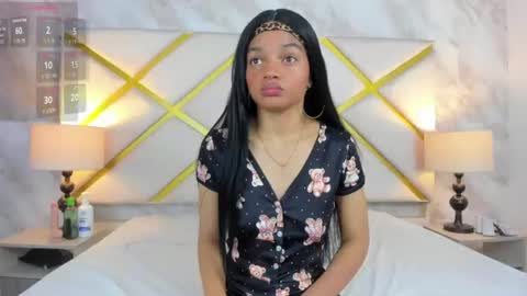 Snapshot of vivieneluxe chatting on 06-15-26, 11:23 Viviene online show from 06-15-26, 11:23