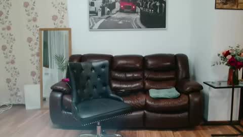 vivienne online show from 02-19-25, 07:27