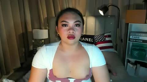 Snapshot of vivienne_monroe chatting on 06-11-26, 02:53 vivienne_monroe online show from 06-11-26, 02:53