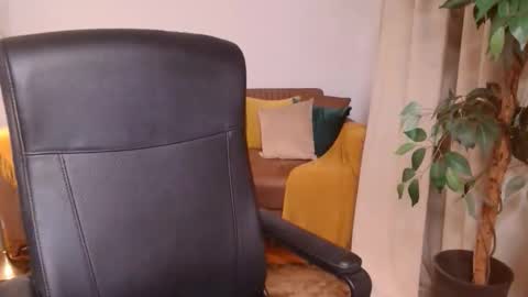 Vivienne online show from 11-16-25, 04:45