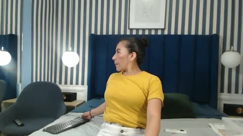 Snapshot of viviennerosette chatting on 09-17-25, 01:02 Vivian online show from 09-17-25, 01:02