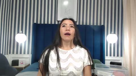 Snapshot of viviennerosette chatting on 10-18-25, 01:01 Vivian online show from 10-18-25, 01:01