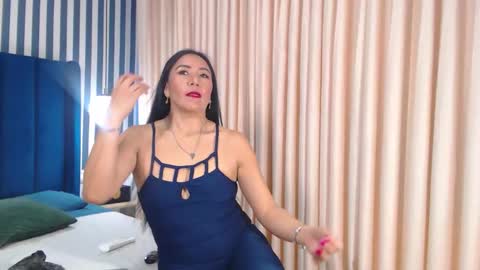 Snapshot of viviennerosette chatting on 11-18-25, 01:04 Vivian online show from 11-18-25, 01:04