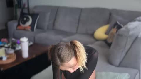 Liz online show from 04-27-26, 03:54