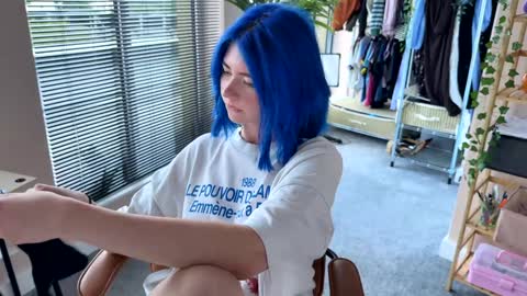 Polly  Online mostly at 9pm-2am UK Time online show from 09-18-25, 04:53