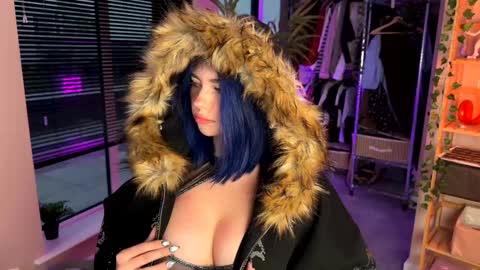 Polly  Online mostly at 9pm-2am UK Time online show from 10-19-25, 04:18