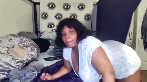 Snapshot of waterfalls69 chatting on 01-18-26, 06:28 LAUREN LUSH online show from 01-18-26, 06:28