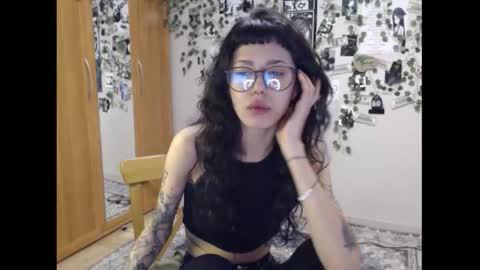 Snapshot of wavy_nights chatting on 09-09-25, 07:13 Mina online show from 09-09-25, 07:13