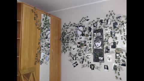 Snapshot of wavy_nights chatting on 09-24-25, 12:47 Mina online show from 09-24-25, 12:47