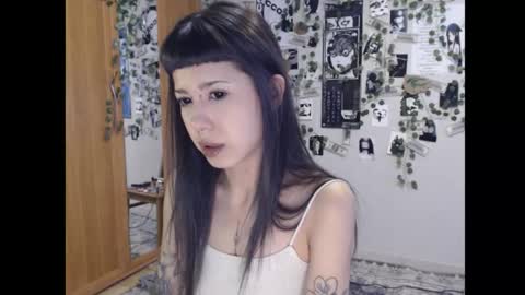 Snapshot of wavy_nights chatting on 10-01-25, 05:46 Mina online show from 10-01-25, 05:46