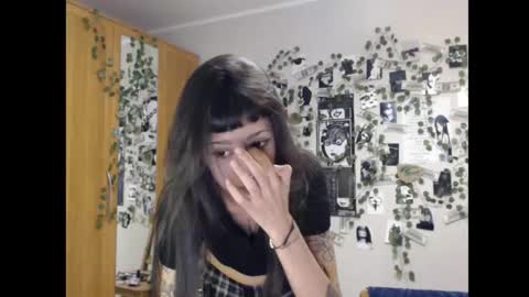 Snapshot of wavy_nights chatting on 10-08-25, 04:48 Mina online show from 10-08-25, 04:48