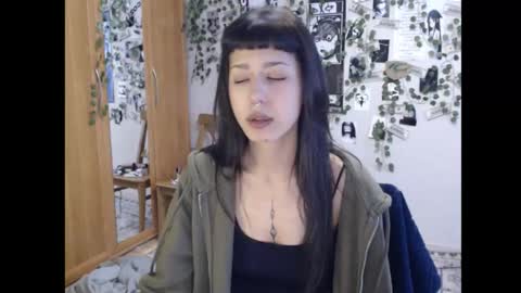 Snapshot of wavy_nights chatting on 10-09-25, 08:34 Mina online show from 10-09-25, 08:34