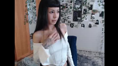 Snapshot of wavy_nights chatting on 10-11-25, 10:25 Mina online show from 10-11-25, 10:25