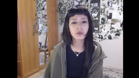 Snapshot of wavy_nights chatting on 10-17-25, 04:20 Mina online show from 10-17-25, 04:20