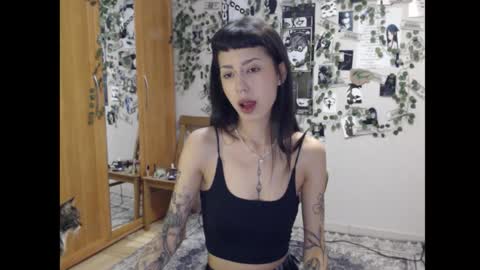 Snapshot of wavy_nights chatting on 10-24-25, 08:38 Mina online show from 10-24-25, 08:38