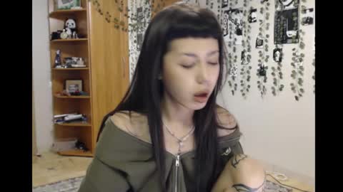 Snapshot of wavy_nights chatting on 10-28-25, 12:14 Mina online show from 10-28-25, 12:14