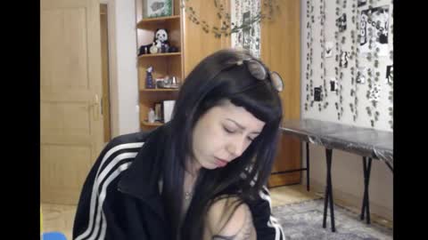 Snapshot of wavy_nights chatting on 11-16-25, 08:36 Mina online show from 11-16-25, 08:36